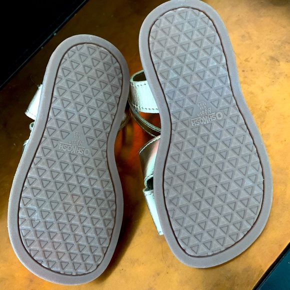 NWOT Beautiful gold color sandals Size 7M - Picture 2 of 2